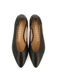 Bailarinas de cuero negro con punta afilada, que cuentan con un borde elástico ceñido y una plantilla color miel con el nombre de la marca "GIOSEPPO".