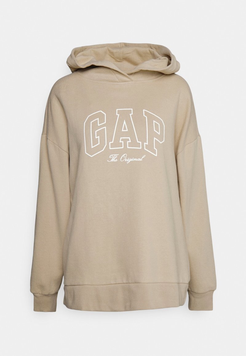 Beżowa bluza z kapturem z dużym białym logo "GAP" z przodu, miękki materiał bawełniany, długie rękawy i kaptur ze sznurkiem.