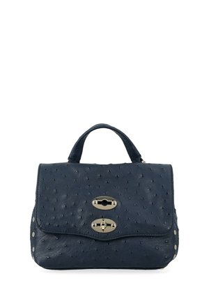 Sac à main texturé bleu foncé avec une poignée supérieure et deux fermoirs à tourniquet argentés sur le rabat avant.