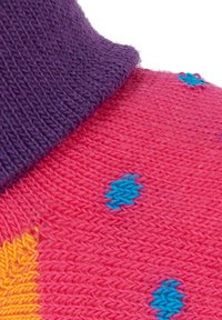 Indumento lavorato a maglia con colletto viola, corpo rosa vivace e motivo a pois colorati in blu e arancione, evidenziando texture e elementi di design.