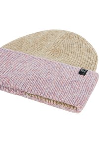 Twee gebreide beanies, één beige en één roze met een omgeslagen rand en een klein zwart label op een witte achtergrond.