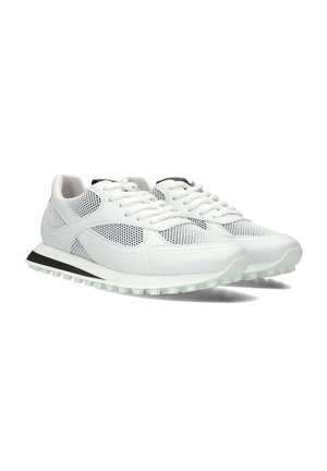 Baskets blanches en mesh et cuir, avec un bout rond, une semelle extérieure noire plate et une semelle intermédiaire blanche texturée. Comprend des lacets et des accents blancs.