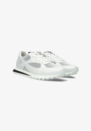 Baskets blanches en mesh et cuir, avec un bout rond, une semelle extérieure noire plate et une semelle intermédiaire blanche texturée. Comprend des lacets et des accents blancs.