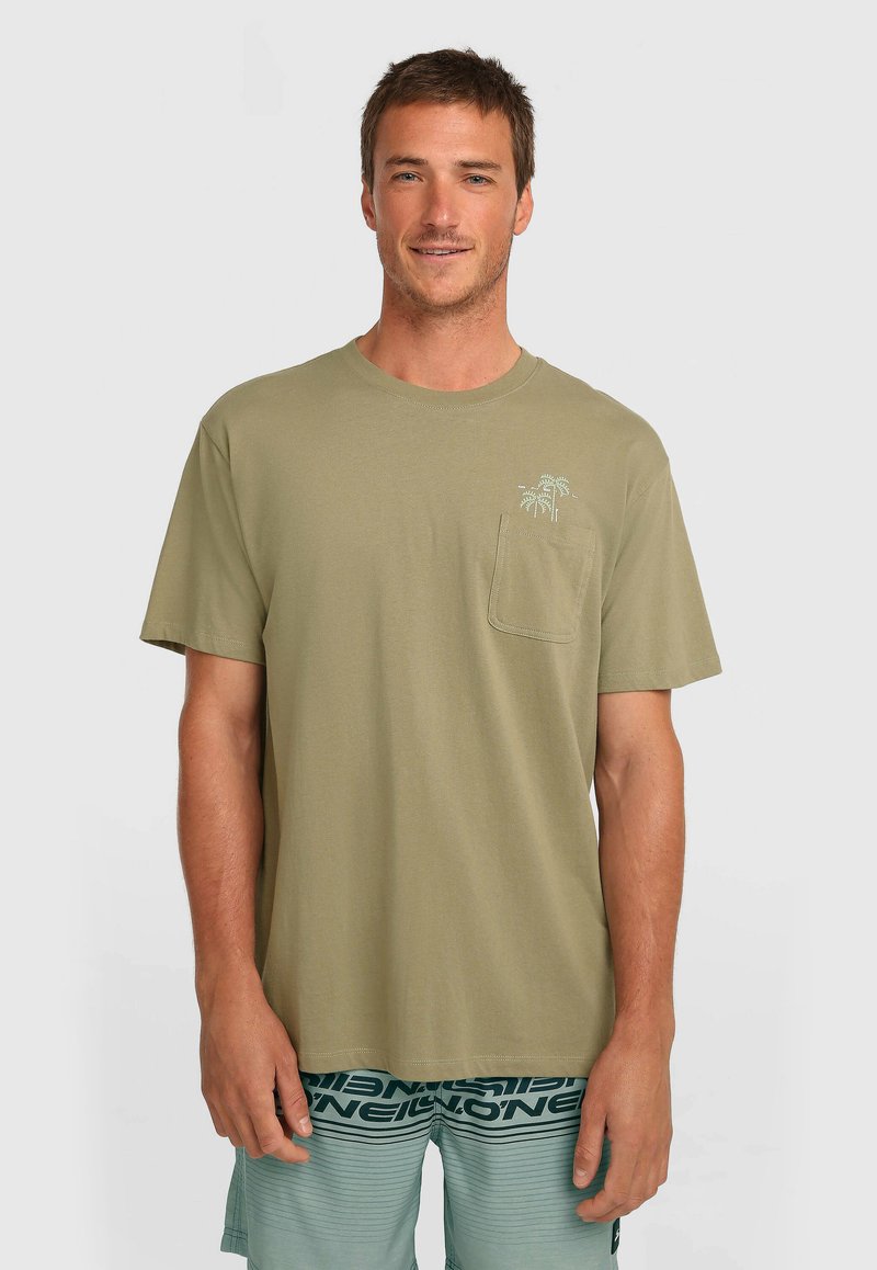 Πράσινο ελιάς βαμβακερό T-shirt με κοντά μανίκια, στρογγυλή λαιμόκοψη, τσεπάκι στο στήθος και διακριτικό σχέδιο φοίνικα σε ανοιχτό μπλε χρώμα.