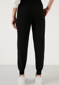 LELA REGULAR FIT - Trainingsbroek - black