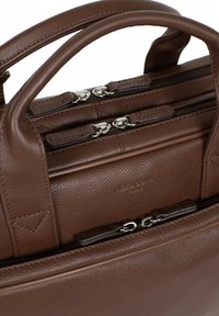 Borsa in pelle marrone con più compartimenti con zip, maniglie per il trasporto e finitura texturizzata sottile. Presenta hardware della zip in tonalità argento.