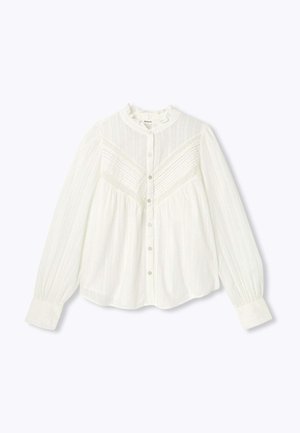 Blouse blanche avec un col haut, texture rayée verticale, boutons sur le devant et longues manches bouffantes avec poignets froncés.