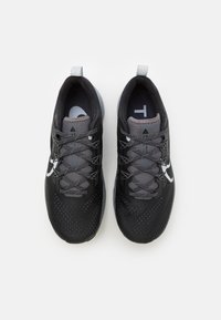Nike Performance REACT PEGASUS TRAIL 4 - Laufschuh Trail - black/aura/dark grey/wolf grey
