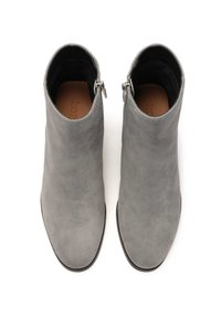 Botines de ante gris con una textura suave, punta redondeada, cremalleras laterales y una suela negra delgada. Diseño sencillo sin patrones adicionales.