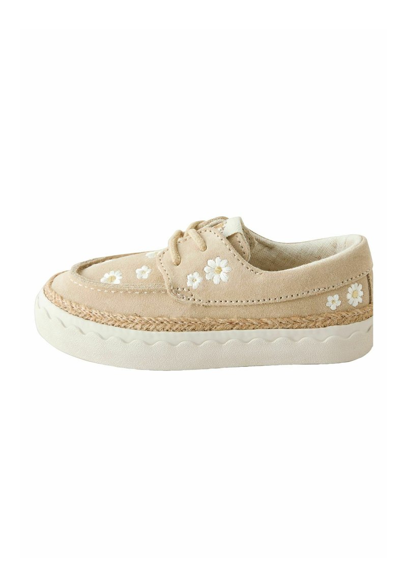 Chaussure en daim beige avec broderies florales blanches, détails cousus et une semelle intermédiaire en jute tissé. Dotée d'une semelle extérieure en caoutchouc texturé.