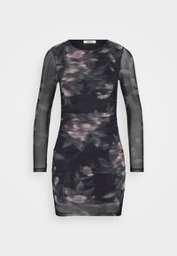 Robe moulante noire avec manches longues transparentes et motif floral abstrait gris et rose, détail froncé à la taille et encolure ronde.
