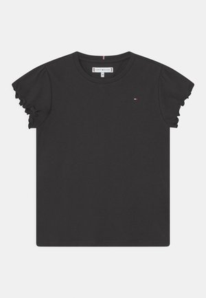 Camiseta corta de manga corta para niño pequeño en color negro, con puños con volantes y pequeño logo de Tommy Hilfiger en el pecho.