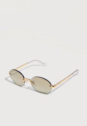 Lunettes de soleil ovales teintées avec montures en métal doré et détail de bord supérieur noir, équipées de plaquettes de nez ajustables transparentes.