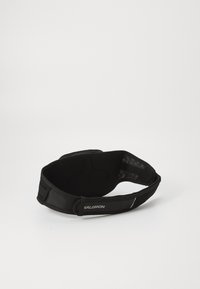 Ceinture de course noire en mesh et nylon, dotée d'une sangle ajustable, d'un design ergonomique et du nom de la marque "SALOMON" imprimé sur le côté.