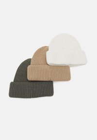 Sæt af tre ribstrikkede beanies i mørkegrøn, beige og hvid. Hver hat har en foldet kant og tekstureret stof for varme.