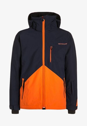 Chaqueta bicolor con parte superior azul marino y secciones inferiores de color naranja brillante, cremallera naranja, bolsillo en el pecho y capucha.