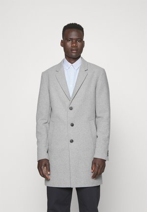 Abrigo de lana gris con un diseño de un solo botón, solapas con muesca y tres botones negros. Cuenta con bolsillos laterales y un ajuste entallado.