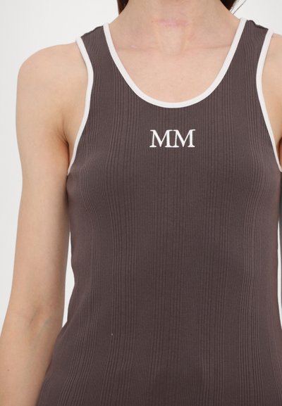Top a canotta a coste marrone scuro con bordi bianchi. Presenta le iniziali ricamate "MM" in evidenza sul davanti.