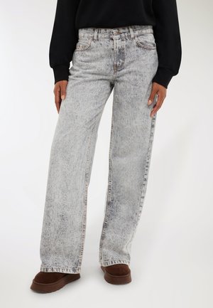 Jeans a gamba larga grigio chiaro con finitura scolorita, design a cinque tasche e chiusura con bottone. Tessuto denim morbido, dettagli di cucitura in contrasto.