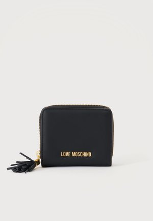 Crni Moschino novčanik sa zlatnim patentnim zatvaračem i resicom na bijeloj pozadini.