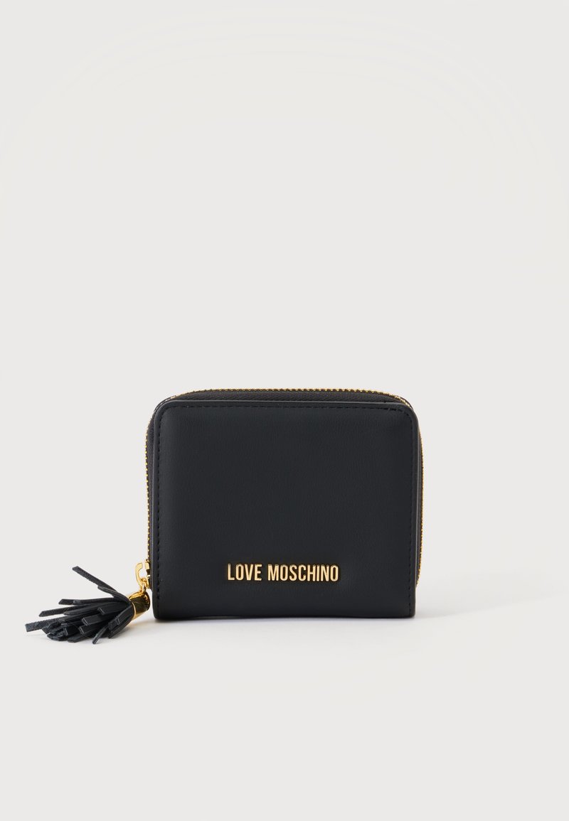Μαύρο πορτοφόλι Moschino με χρυσό φερμουάρ και φουντίτσα σε λευκό φόντο.