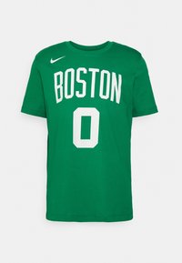 Maglietta verde in cotone con testo bianco "BOSTON" e numero "0", con colletto a giro e maniche corte. Logo Nike sulla spalla sinistra.