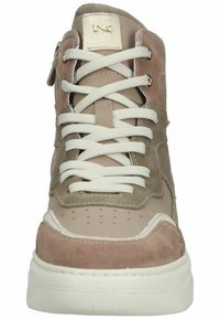 Zapatilla alta en gamuza y cuero beige y marrón claro. Presenta cordones blancos, puntera perforada y un acento de logo en la lengüeta.
