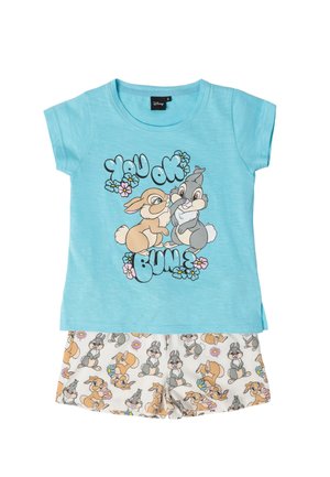 Conjunto de camiseta azul claro y pantalones cortos blancos con los personajes Tambor y Miss Bunny y el texto "¿Estás bien, coneja?" rodeado de flores en la camiseta.