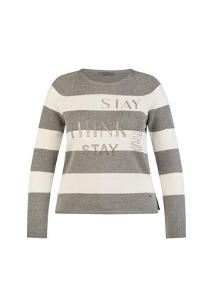Grau- und weiß gestreifter Pullover mit Rundhalsausschnitt, der den Text "STAY THINK STAY" aus reflektierendem Material auf der Vorderseite trägt.
