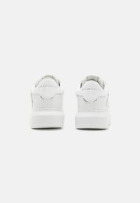 KARL LAGERFELD KAPRI SIGNIA LOW - Sneakers low - white