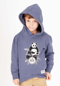 Sininen puuvillahuppari, jossa on panda- graafinen kuva soittamassa rumpuja. Siinä on etutasku ja ribbestetut hihat, sekä kudottu etiketti helmassa.