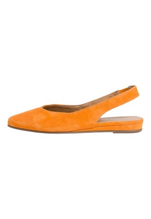 Pomarańczowe zamszowe płaskie buty typu slingback z zaokrąglonym noskiem i niskim obcasem, zaprojektowane na co dzień i na eleganckie okazje.