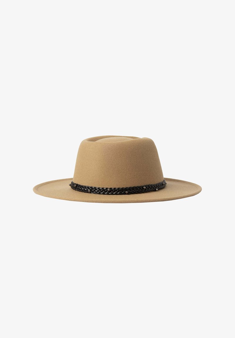 Chapéu de feltro bege com aba larga, apresentando uma faixa trançada preta na base e discretos acentos decorativos. Textura suave.