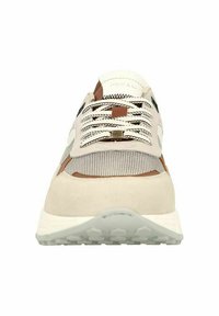 Scarpa atletica beige con pannelli in rete. Presenta accentuazioni in suede, dettagli in pelle marrone a contrasto e una suola in gomma testurizzata.