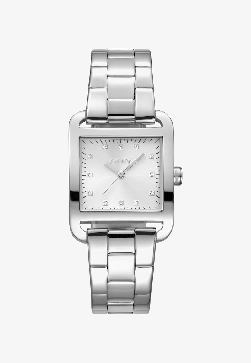 Silberne DKNY-Uhr mit rechteckigem Gehäuse, strukturiertem weißen Zifferblatt, acht Diamant-Stundenmarkierungen und einem metallischen Gliederarmband.