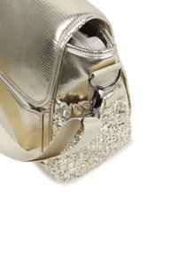 Sac doré métallique avec un fond pailleté. Présente une forme arrondie, une bandoulière en tissu et une fermeture éclair élégante. Surface texturée sur le dessus.