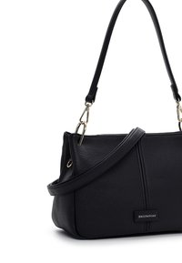 Borsa a mano in pelle nera con finitura texturizzata, dotata di tracolla removibile, dettagli in metallo dorato e marchio su una patella frontale.