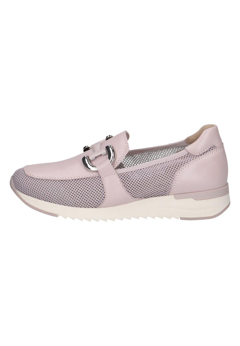 Sneaker rosa chiaro realizzato in materiali in pelle e rete, con una fibbia decorativa. Include una suola texturizzata e un colletto imbottito per il massimo comfort.