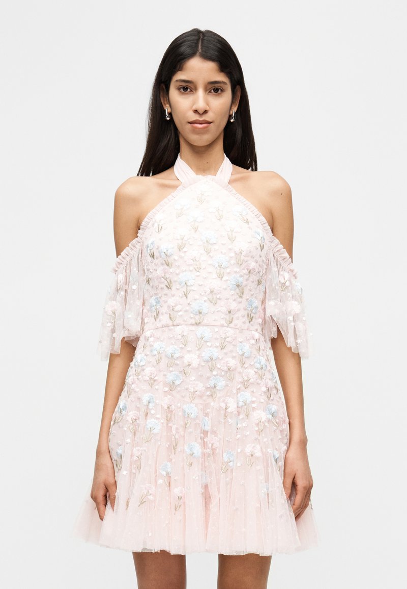 Φόρεμα ανοιχτό ροζ με κεντήματα λο υλουδιών, διαφανείς φουσκωτές μανίκες και σχέδιο με λαιμόκοψη halter. Ροή υφής με φαρδιά φούστα.