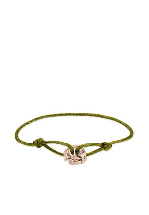 Grünes geflochtenes Armband mit einem zentralen Ring aus Roségold-Metall mit einem ineinandergreifenden Verschlussdesign.