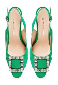 Grüne Wildleder-Slingback-Absätze mit einer quadratischen Strassschnalle auf dem Vorderblatt, einer spitzen Zehenpartie und offenen Seiten für bessere Atmungsaktivität.