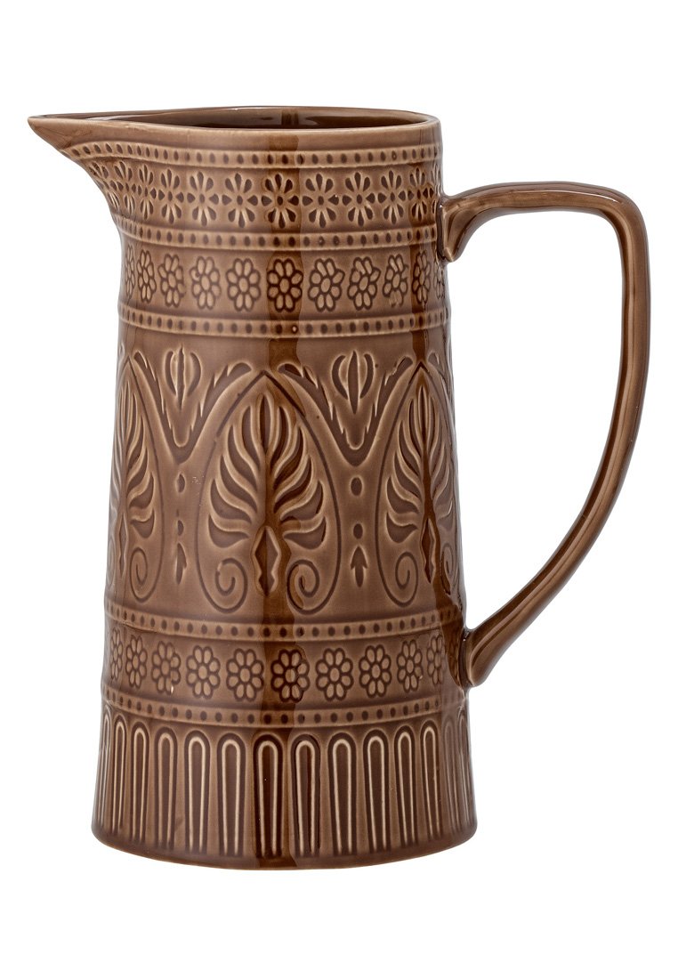 Brun keramikmugg med präglade blommor och bladmönster, utvikt spout och ett robust handtag. Texturerad yta med vertikala linjer.