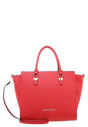 Red Valentino håndtaske med dobbelte håndtag, aftagelig skulderrem og guldtonet hardware på en ensfarvet hvid baggrund.