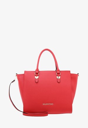 Red Valentino håndtaske med dobbelte håndtag, aftagelig skulderrem og guldtonet hardware på en ensfarvet hvid baggrund.