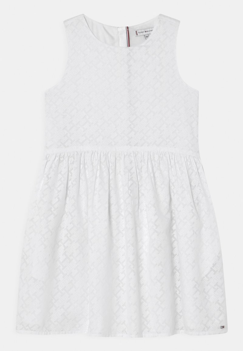 Hvid kjole med tekstureret mønster, ærmeløs design, rund halsudskæring og samlet nederdel. Lukning bagpå med diskret brandingdetalje.