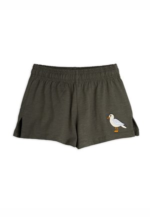 Shorts taille élastique vert foncé avec petites fentes latérales et une mouette blanche brodée sur la jambe avant droite.