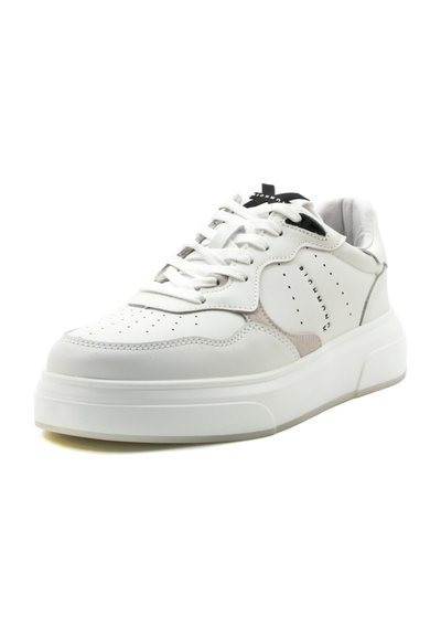 Sneaker in pelle bianca con punta arrotondata, dettagli perforati e suola chunky. Presenta accenti grigi e lacci neri a contrasto.