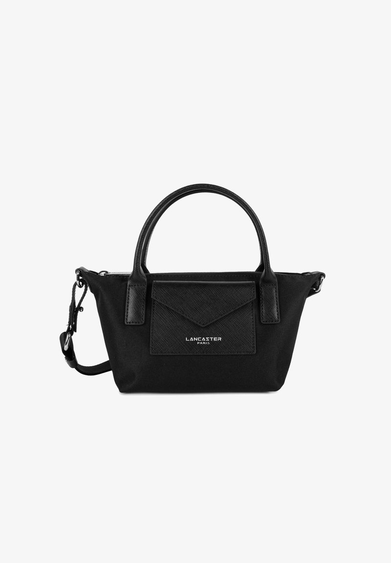 Sac à main Lancaster Paris noir avec deux poignées, poche avant à rabat et bandoulière réglable sur fond blanc.