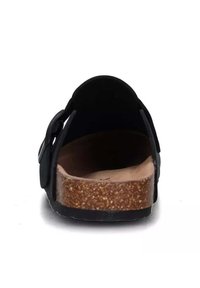 Infradito neri con finitura opaca, suola in sughero e ampia una fascia con una fibbia decorativa. Design open-back per una facile calzata.