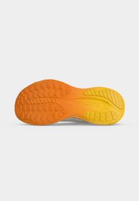 Σόλα παπουτσιού τρεξίματος Saucony με πορτοκαλί και κίτρινα σχέδια πέλματος σε λευκό φόντο.